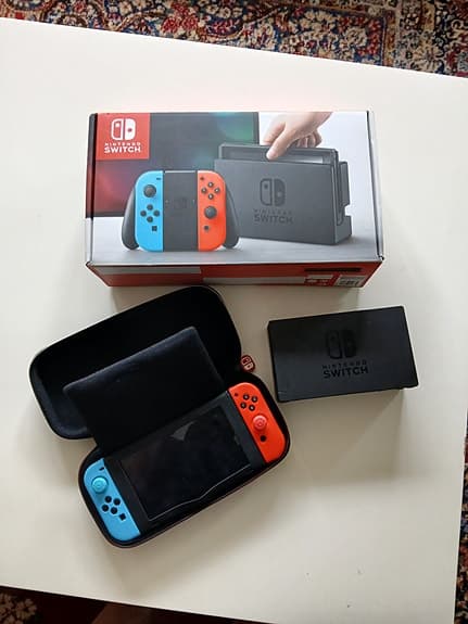 Nintendo Switch spelkonsol med neonröda och neonblå Joy-Con