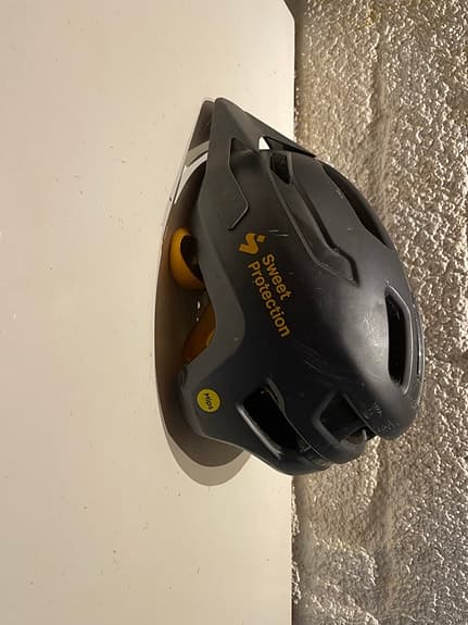 Sweet Protection cykelhjälm svart MIPS