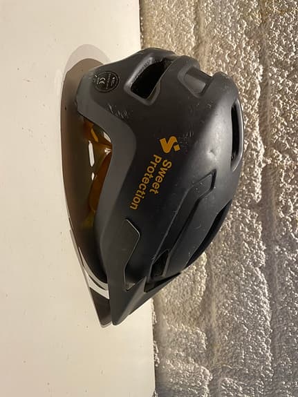 Sweet Protection cykelhjälm svart MIPS