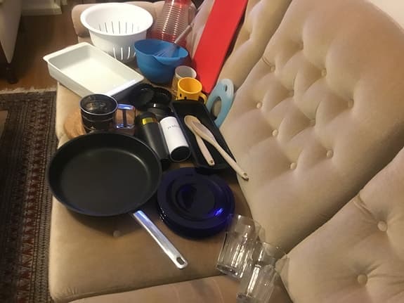 Kökstillbehör: Strösil, eldfast form, skålar, formar, glas mm (delvis nya)