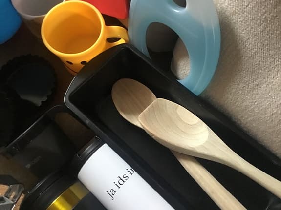 Kökstillbehör: Strösil, eldfast form, skålar, formar, glas mm (delvis nya)