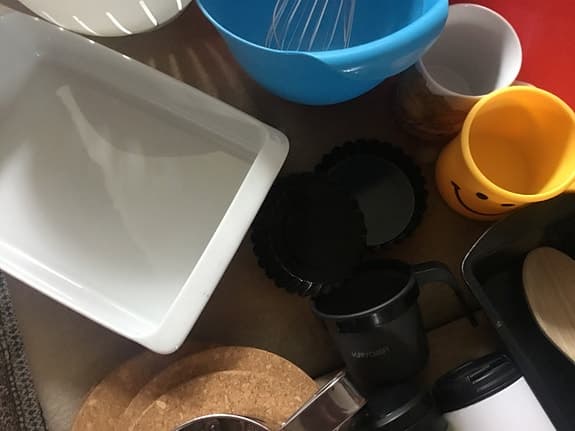 Kökstillbehör: Strösil, eldfast form, skålar, formar, glas mm (delvis nya)