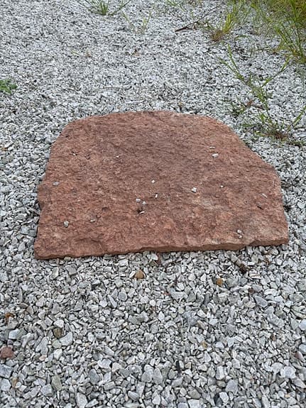 Kalsksten röd oregelbunden Öland, tjocklek 30-60 mm till trädgård och uteplats