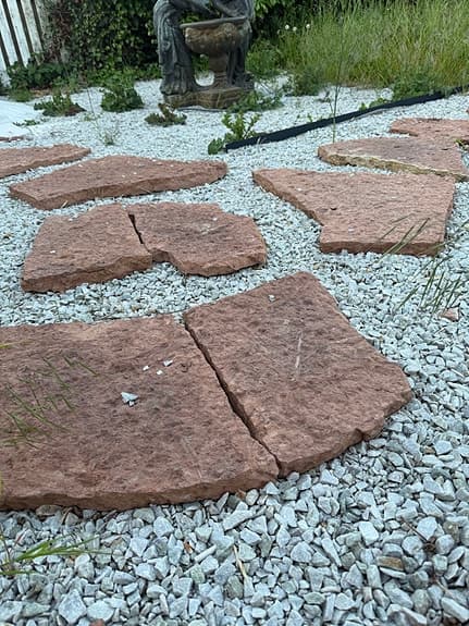 Kalsksten röd oregelbunden Öland, tjocklek 30-60 mm till trädgård och uteplats