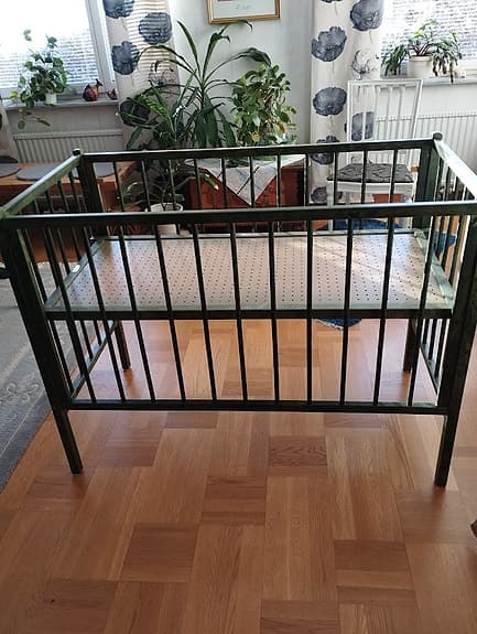 Spjälsäng grön