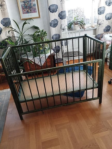 Spjälsäng grön