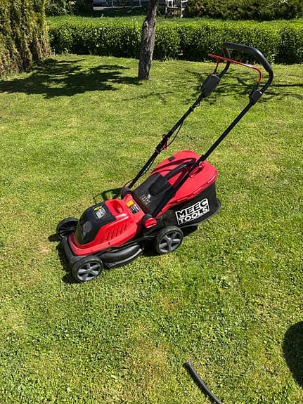 Batteridriven gräsklippare 40 V 38 cm