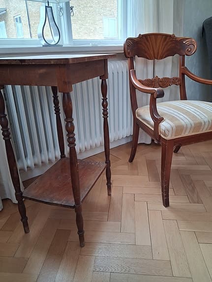 Ett set - bord och stol