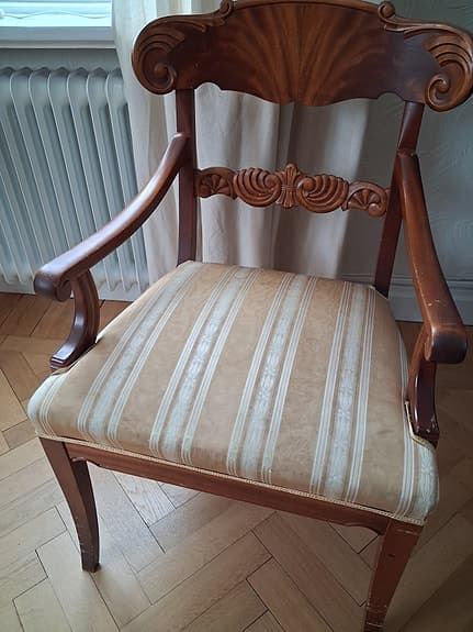 Ett set - bord och stol