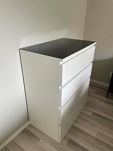 IKEA MALM byrå med 4 lådor + sotad glasskiva