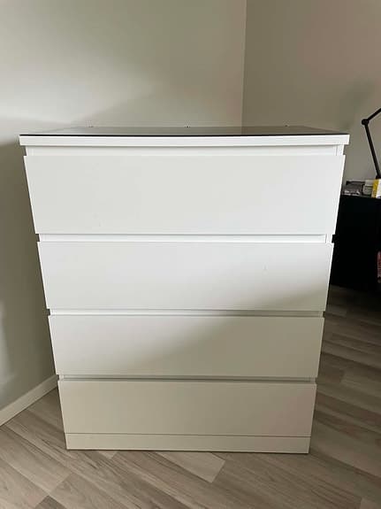 IKEA MALM byrå med 4 lådor + sotad glasskiva