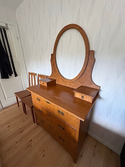Fin byrå med 2 stolar