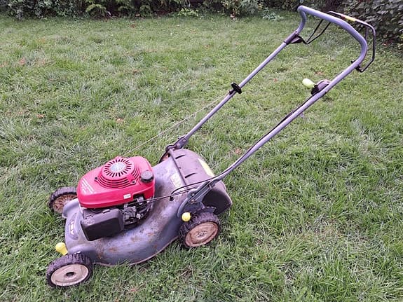 Bensindriven gräsklippare, självdrift