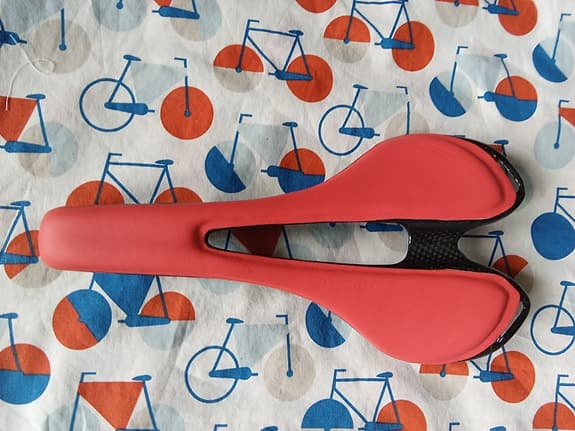 ny röd cykel sadel