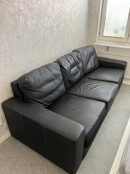 Skinnsoffa + fot/sittpall från IKEA