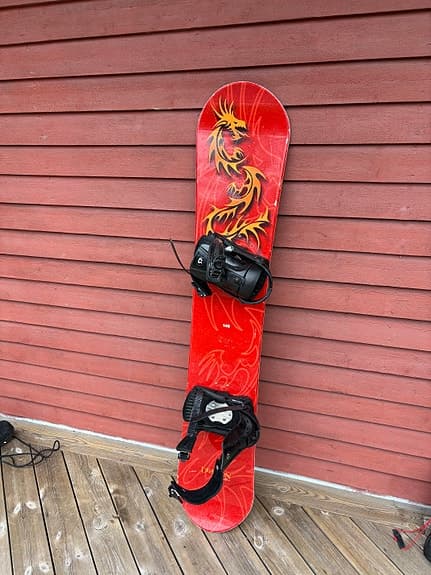 Snowboard 149 cm röd med bindningar