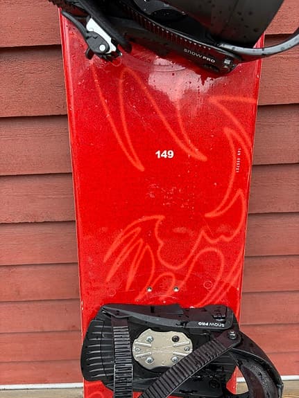 Snowboard 149 cm röd med bindningar