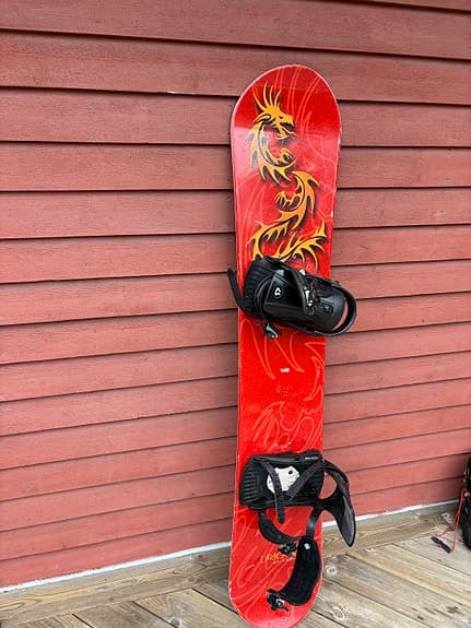 Snowboard 149 cm röd med bindningar