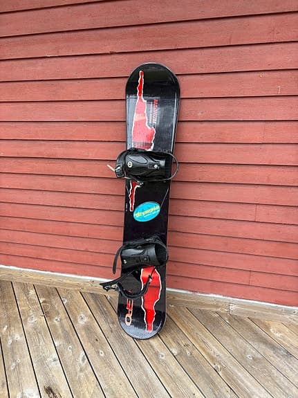 Magnum snowboard (140) svart/röd med bindningar