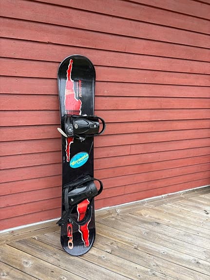 Magnum snowboard (140) svart/röd med bindningar