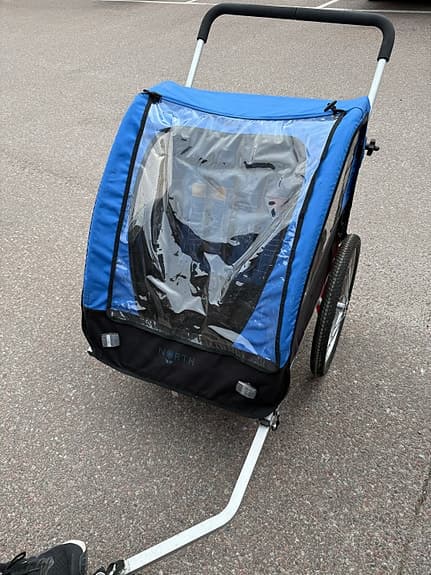 Blå cykelvagn för barn med två platser