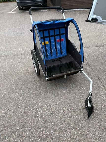 Blå cykelvagn för barn med två platser