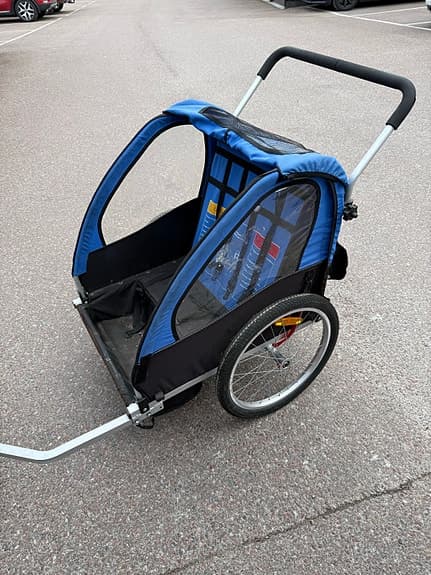 Blå cykelvagn för barn med två platser