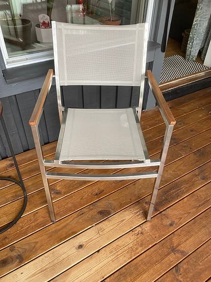 Trädgårdsstol i stål med armstöd i teak.
