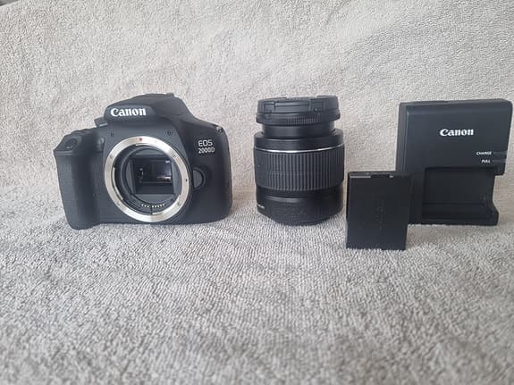 Canon EOS 2000D Kit (18-55mm) – Som ny! Använd endast 1 månad