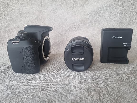Canon EOS 2000D Kit (18-55mm) – Som ny! Använd endast 1 månad