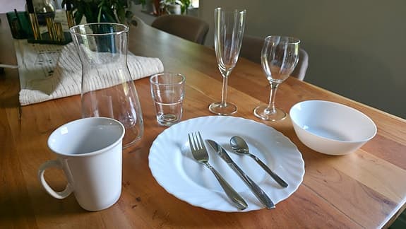 stort festservis med tallrikar och glas