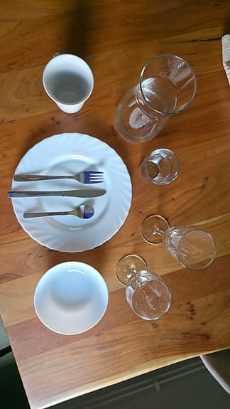 stort festservis med tallrikar och glas