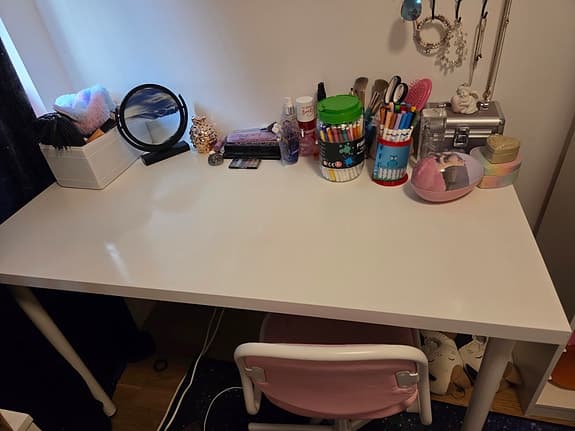 Vit skrivbord ifrån Ikea