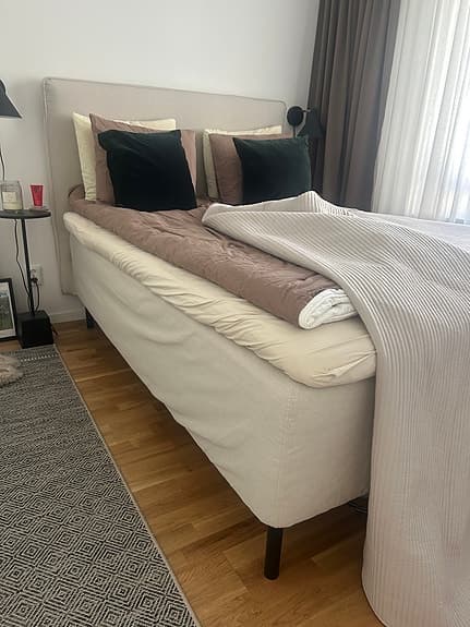 Dubbelsäng (140 cm) med beige klädsel