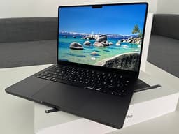 MacBook Pro 14-tum M5 16GB RAM / 512GB (Space Black) - Nyskick