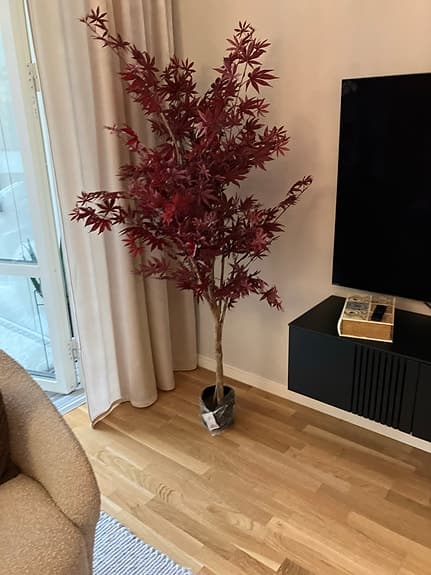 Konstgjort rött träd i kruka