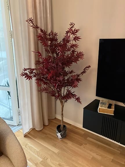 Konstgjort rött träd i kruka