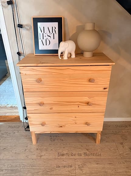 Byrå i furu