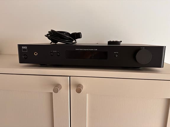 NAD C 338 Hybrid Digital Förstärkare – Fint skick med inbyggd streaming