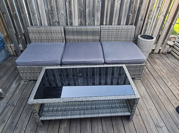 3-delad soffa i konstrotting med bord (utemöbler)