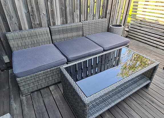 3-delad soffa i konstrotting med bord (utemöbler)