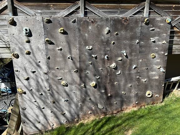 Klippevägg / Klättervägg utomhus med grepp