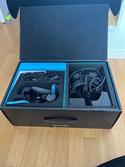 HTC Vive gen 1 VR-headset med kontroller och basstationer