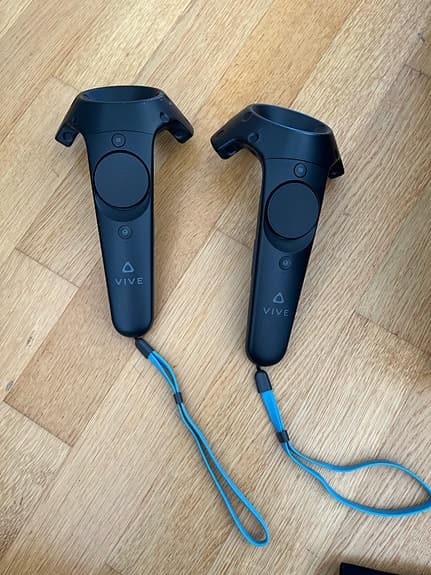 HTC Vive gen 1 VR-headset med kontroller och basstationer