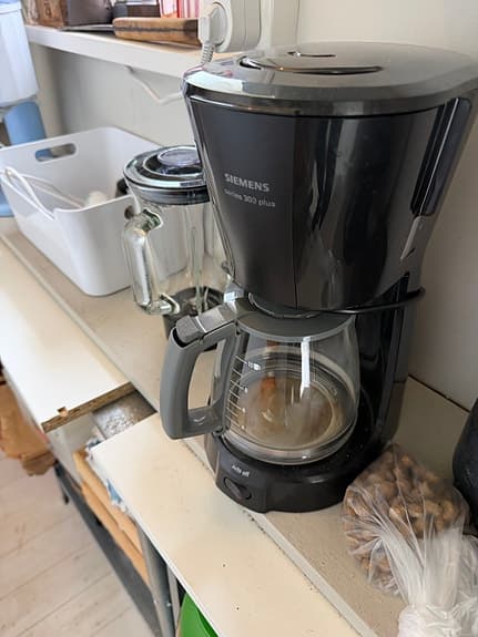 kaffebryggare och vattenkokare svart