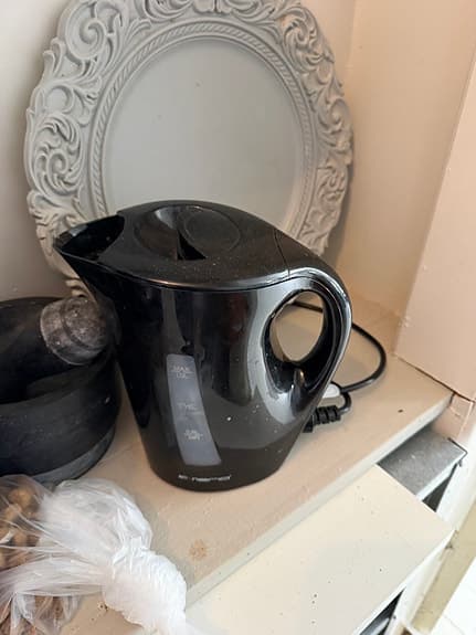 kaffebryggare och vattenkokare svart