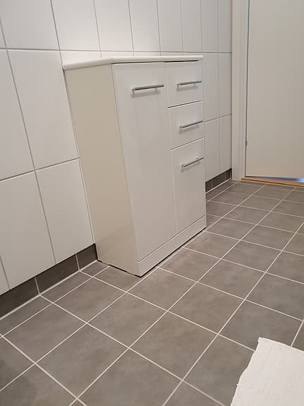 Vita behändiga skåp för förvaring.