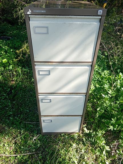 Metall arkivskåp 2st, med 4 lådor beige/brunt