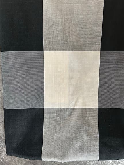 Rutigt sidentyg svart/grå/vitt ca 5 meter