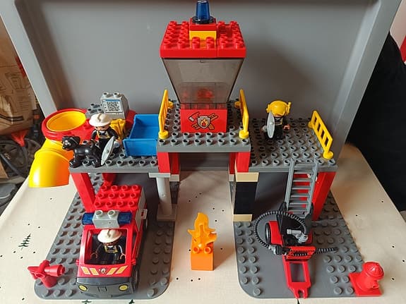 LEGO DUPLO City brandstation med brandbil